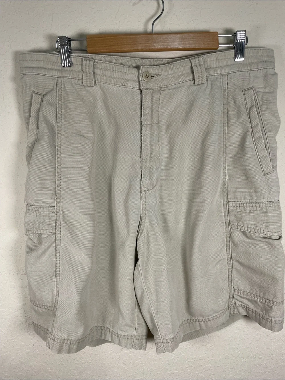 Tommy Bahama Men's Relax Cargo Shorts in Light Beige Khaki Tencel